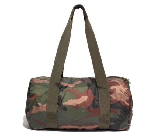 La trama militar no pasa de moda. El bolso "Duffel" se encuentra a la venta en madewell.com a tan sólo $30.