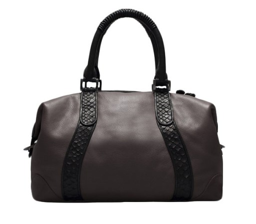 Otro clásico en negro. Este diseño de Khirma Eliazov se adapta fácilmente a cualquier look. Está disponible en khirmaeliazov.com por $725.
