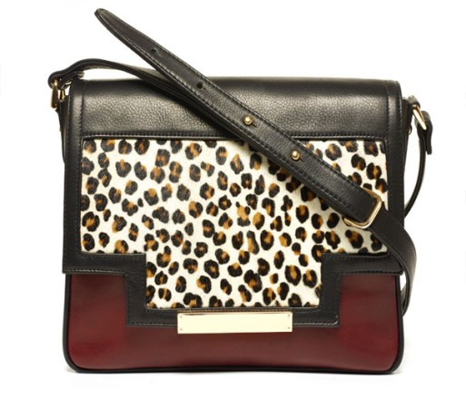 El animal print sigue marcando tendencia. El bolso "T" de Lizzie Fortunato está disponible en lizziefortunato.com por $795.