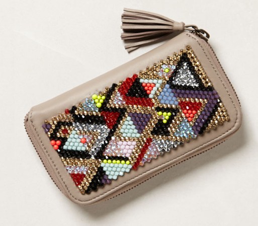 Puedes conseguir tu billetera "Buba Konkan" en anthropologie.com por $298.