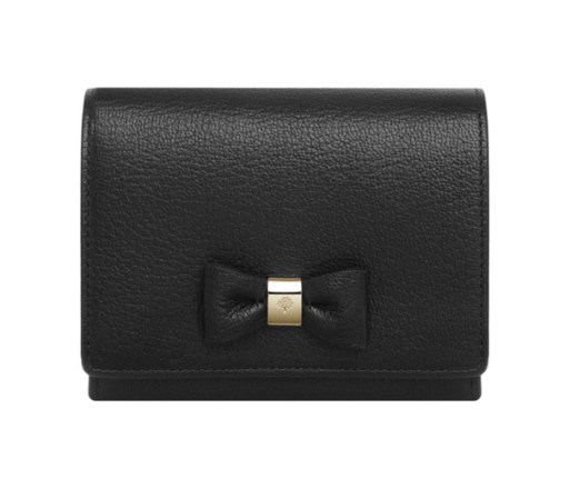 Con diseño francés, la "Mulberry Bow" está disponible en mulberry.com por $470.