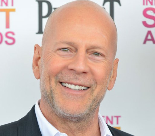 Además, Mannes cree que "el look rapado resulta más atractivo que un aspecto visiblemente calvo", con lo que aquellos que sufren alopecia de manera natural pueden mejorar su sex-appeal, recortando adecuadamente la barba y las cejas. .Quizás esa sea la razón por la que encontremos sexys a algunos famosos sin pelo, como Bruce Willis...