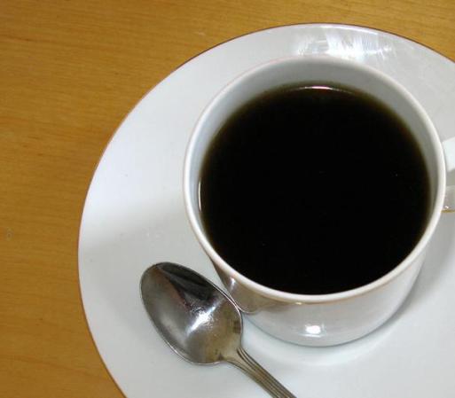 La cafeína en grandes cantidades podría ser letal para los perros y no hay antídoto que contrareste sus efectos. No le des a tus perros café, té ni otras bebidas estimulantes que pudieran contenerla.<br />Fuente: pets.webmed.com