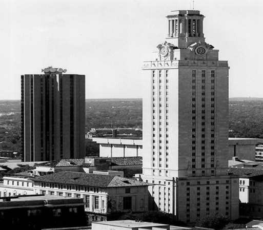 AGOSTO 1 de 1966. Torre de la Universidad de Texas donde Charles Whitman mató a 17 personas e hirió a 32.