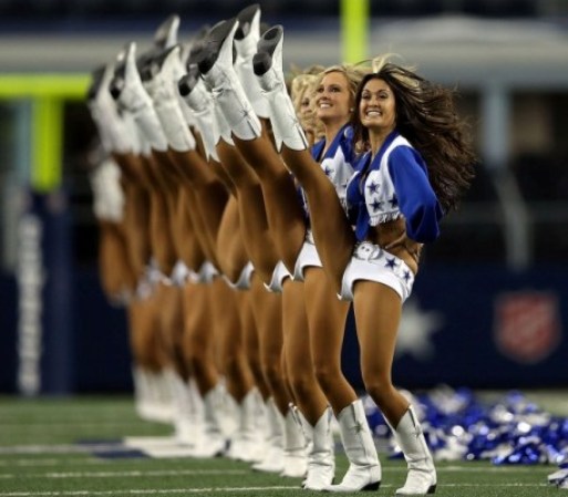 Hoy en día las vaqueritas de Dallas lucen orgullosas su emblemático uniforme y sus largas piernas.