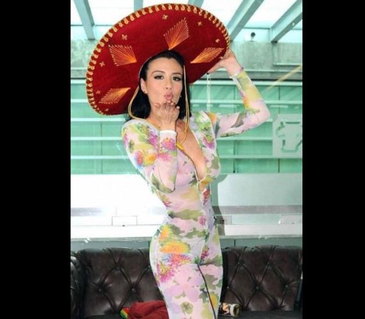 Después se mudó a Caracas para hacer carrera como actriz y modelo.