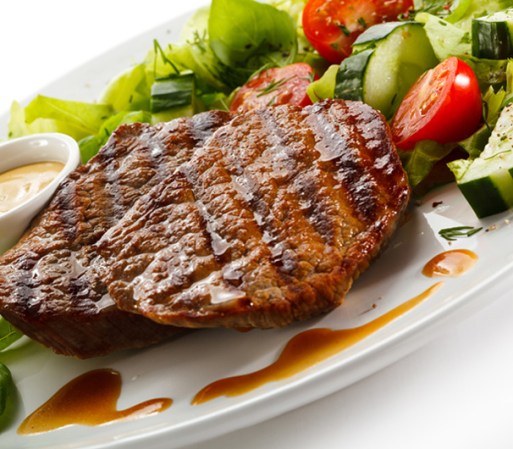 “Comer carne es malo para la salud y dificulta la pérdida de peso”. En realidad comer carne en pequeñas cantidades puede ser parte de una dieta para perder peso. El pollo, pescado, cerdo y carnes rojas contienen algo de colesterol y grasas saturadas, pero también contienen nutrientes saludables como el hierro, proteínas y zinc.