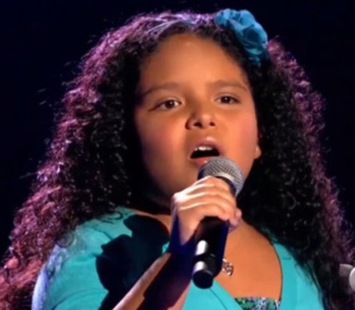Emily Sánchez vino de Chicago y con solo diez años cantó “Acompáñame” y con su voz endulzó a Prince Royce y a Roberto Tapia ¿a quién eligió la niña? ¡A Roberto!