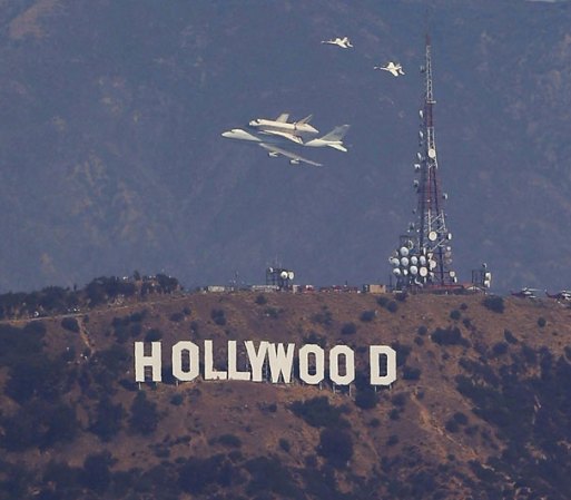 Por supuesto no podía faltar un vuelo sobre la colina donde se alza el enorme letrero de Hollywood.