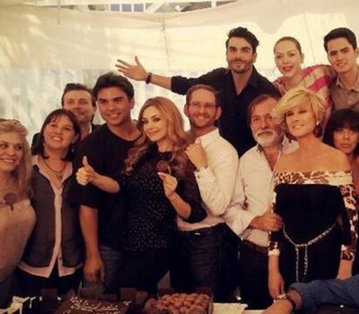 Erika disfruta cada momento que pasa con su "segunda familia", sus compañeros en el set.