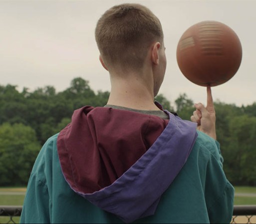 "American Milkshake" retrocede a la década de los '90 para contar la historia de Jolie, un adolescente blanco de los suburbios que sólo sueña con convertirse en un jugador de baloncesto de color. <br /> Mira el trailer en: YouTube