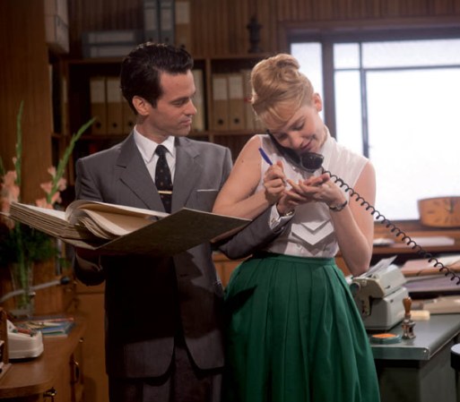 Primavera de 1958. Rosa Pamphyle es el personaje principal de "Populaire" una entretenida película francesa que cuenta la historia de una joven que aspira a ser más que esposa y ama de casa. Para ello, emprenderá un viaje que la llevará a participar de un concurso de taquigrafía y gracias al que terminará conociendo el amor. <br /> Mira el trailer en: YouTube
