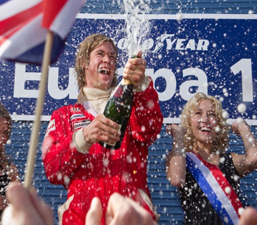 El director Ron Howard ofrece en "Rush" acción y adrenalina. Después de sufrir un trágico accidente durante el Gran Premio de Alemania de 1976, Niki Lauda, piloto de Fórmula 1, vuelve a las carreras. <br /> Mira el trailer en: Fandango