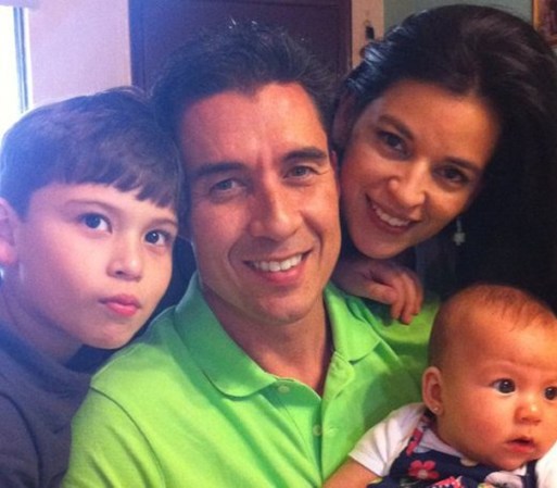 Nuestro nuevo periodista está casado con Sandra y tienes dos hermosos hijos.