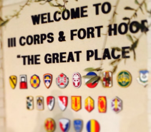 "Bienvenidos a Fort Hood, el Gran Lugar", reza una frase a la entrada de la base militar en Kileen (Texas).