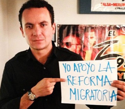 El colombiano Fonseca, cantante y compositor mezcla la música pop y ritmos folclóricos de su país contagia con su particular alegría. Es ganador del Grammy Latino.