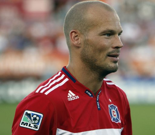FredrikL Jungberg, es el futbolista sueco retirado. Representó a su país, en la selección sueca, en los mundiales del 2002 y 2006. Fue jugador del Arsenal, durante nueve años. En 1998 fue el "Mejor mediocampista del año" y el "Mejor jugador del año". Fue acusado de mostrar "todo su arsenal" para conquistar mujeres.