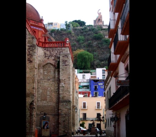La ciudad de Guanajuato se construyó entre varias colinas y una de ellas tiene en la parte alta un monumento muy especial.