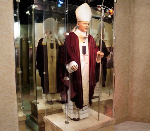 Piezas originales de la vestimenta del papa.
