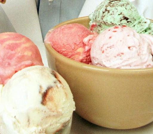 El helado, así como todos los productos lácteos, deben de ser evitados por nuestros amigos de cuatro patas ya que pueden causarles diarrea y otros malestares estomacales. <br />Fuente: pets.webmed.com