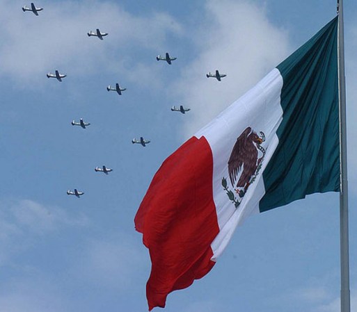 Los aviones militares cruzan el cielo durante la conmemoración del inicio de la gesta libertaria.