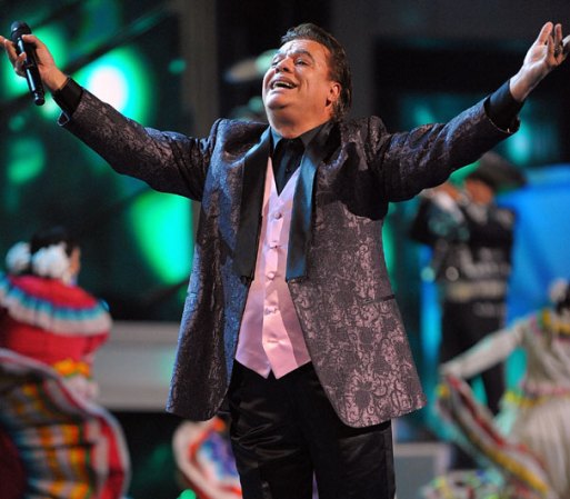 Es en 1974 cuando recibe el ‘Heraldo de México’ y graba un disco con el Mariachi Vargas de Tecalitlán, posteriormente graba su cuarto disco y los temas “A mi guitarra” y “Te propongo matrimonio”.