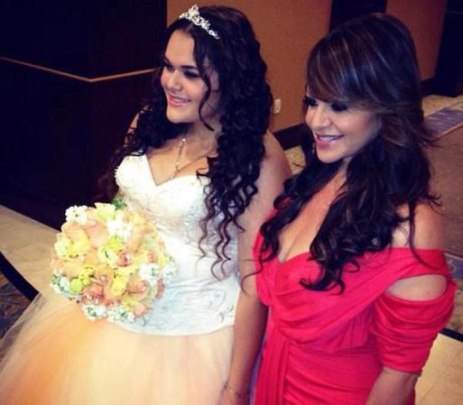 Jenni Rivera acompaña a su hija Jenicka en su fiesta de Quinceañera.