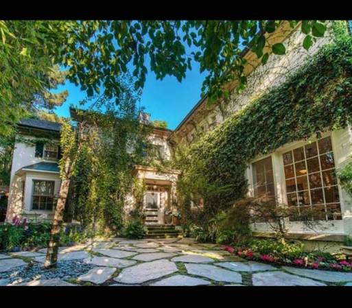 Pues finalmente logró vender su casa de Beverly Hills.