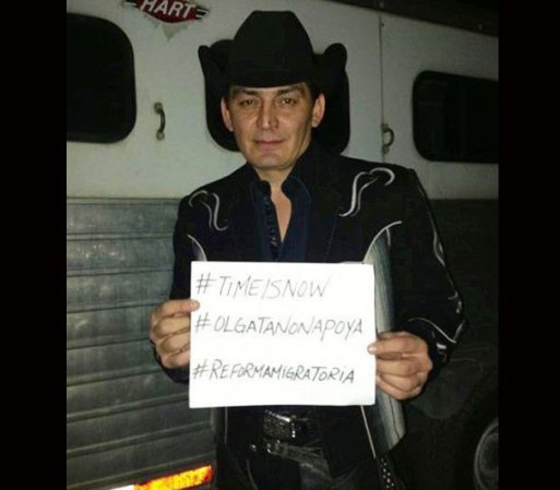 José Manuel Figueroa, dueño de los corazones que siguen el ritmo de la música regional mexicana. Lanzó "Rosas y Espinas", su más reciente producción musical.
