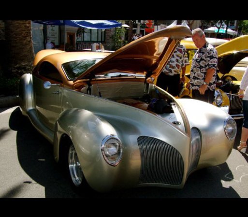 Muestra de autos de colección en la ciudad de Brea.