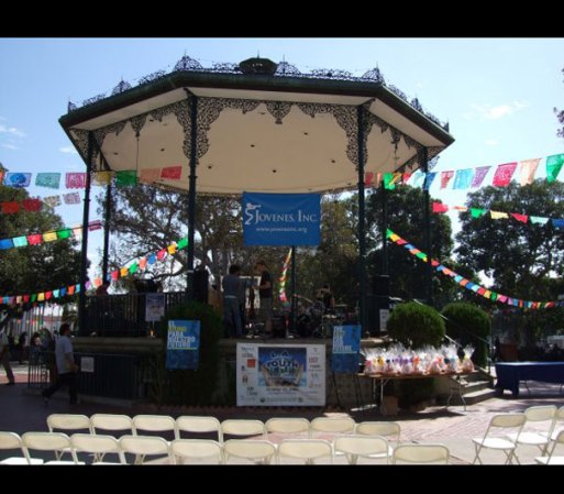 La zona conocida como "Placita Olvera" está designada como histórica y se encuentra en el centro de Los Ángeles. Ofrece muchas tiendas y restaurantes en honor a México.