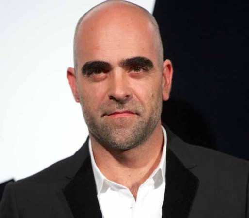 Luis Tosar cuyo contraste entre lo poblado de sus cejas y casi una total calvicie, este actor y cantante español, hace suspirar a más de una. Ganó en tres ocasiones, el Premio Goya. Sus trabajos ganadores, "Los lunes al sol", "Te doy mis ojos" y ".Celda 211"