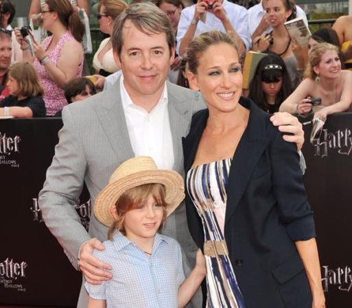 Sarah Jessica Parker (Carrie, en "Sex and the City") posa junto a su esposo el actor Matthew Broderick y su primogénito. En 2009, se agrandó la familia con unas gemelitas nacidas por medio de un vientre alquilado.