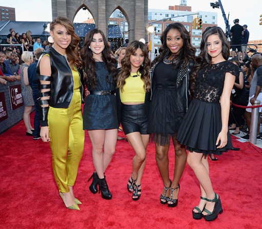 Las chicas de Fifh Harmony -Dinah Jane Hansen, Lauren Jauregui, Ally Brooke, Normani Kordei y Camila Cabello- llegaron a la alfombra en composé, combinando negro y dorado. Brillos, satén, cuero y encajes fueron la base de su vestuario.