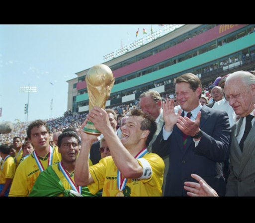 Épica en el Rose Bowl. Los brasileños Ronaldao, Leonardo, Branco y Romario contemplan cómo su capitán, Dunga, levanta la Copa del Mundo al cielo de Pasadena. Una grada arriba, Alan Rothenberg, presidente de la Federación de Estados Unidos; Lennart Johansson, de la UEFA; Joao Havelange, de la FIFA, rodean al entonces vicepresente del país organizador, Al Gore, quien entregó el trofeo.