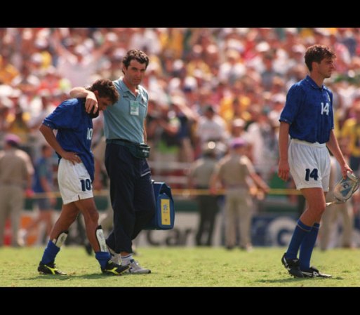 En el Rose Bowl, de fondo, las camisas amarillas fueron mayoría. La desolación de Baggio tras haber fallado el penalti decisivo de Italia, dejó un contraste brutal a quien quizá fue el mejor jugador del Mundial '94.