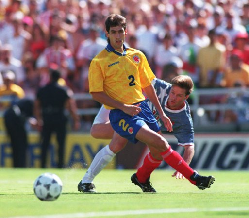 Andrés Escobar, defensa de la espectacular Colombia de 1994. Atrás, Erick Wynalda, goleador del tenaz Estados Unidos. Ese duelo de Copa Mundial, con el Rose Bowl de fondo, lo ganó el local, y Escobar, autor de un autogol decisivo para el 2-1 norteamericano, acabó como figura trágica. Fue asesinado 10 días después, en su país.
