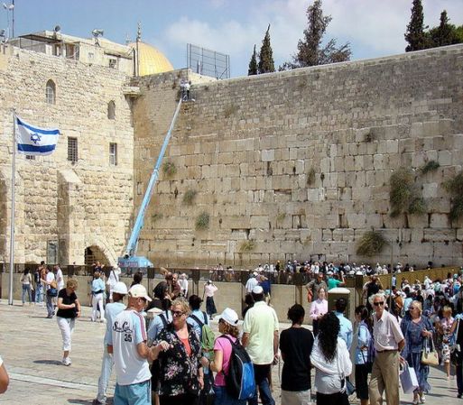 El muro de los lamentos, Jerusalén. ¡Sitio místico por excelencia! Es lo único que permanece intacto del Templo Sagrado en Jerusalén, que fue destruido por el Emperador Tito en el año 70 dc. La muralla simboliza al pueblo judío, que también sufrió varios esfuerzos para ser destruido, y, así como el Muro, sobrevivió y se mantuvo a pesar de sus enemigos.