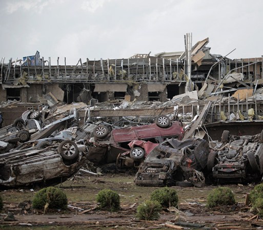 El 20 de mayo del 2013 otro tornado se desplazó a los largo de Moore en Oklahoma a 210 millas por hora.