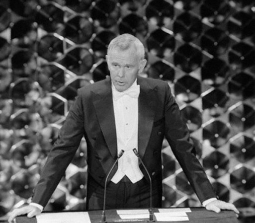 Johnny Carson presentó la ceremonia de los Oscar en cinco ocasiones, entre 1978 y 1983. Su asombroso ingenio dejaba a todos con la boca abierta. Sólo Billy Crystal ha sido comparado con él.