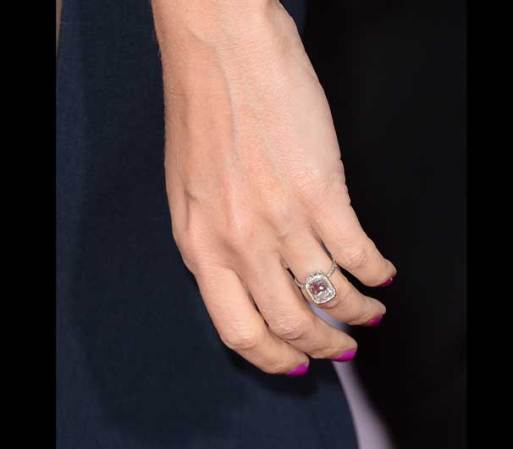 Ante tanta piel desnuda y diamantes, en lo que menos se fijaron muchos fue en el enorme anillo que la actriz lucía en su mano, también de un valor millonario.