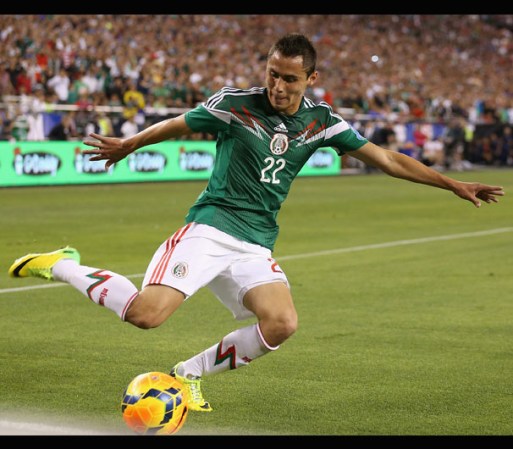 Paul Aguilar de México pasa la pelota a otro jugador durante un partido en el estadio University of Phoenix, el 2 de abril, en Glendale, Arizona.