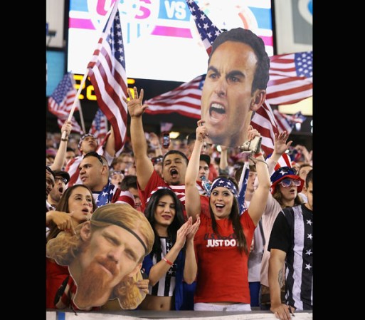 Hinchas del equipo estadounidense se hacen escuchar en el estadio University of Phoenix en Arizona.