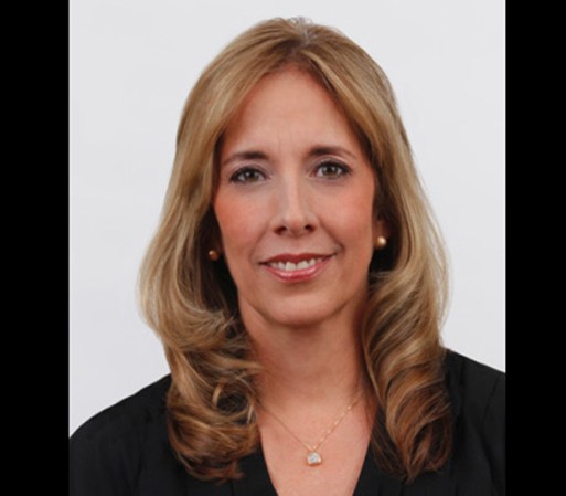 Sylvia Rosabal: Vicepresidenta principal de noticias Telemundo.