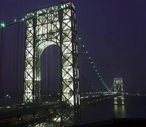 El GWB es considerado uno de los puentes más transitados del mundo en términos de tráfico vehicular. En 2007, el puente soportó el tránsito de 107,912,000 vehículos, según la Autoridad Portuaria de Nueva York y Nueva Jersey.