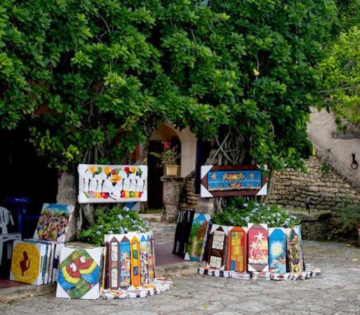 Aquí encontrarás estudios de artistas, tiendas de artesanía, galerías, restaurantes y bares para satisfacer todo tipo de visitantes.