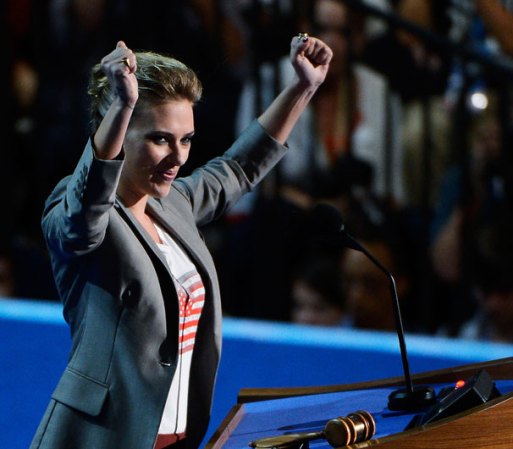 Scarlett Johansson no solo fue parte de un comercial en contra de Mitt Romney, también habló en la pasada convención demócrata a favor de Barack Obama.