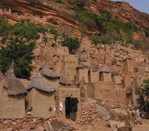 Los farallones de Bandiagara (declarados como bien cultural y natural en 1989 por la UNESCO) es otro de los lugares mágicos, irrepetibles, que ofrece este país y que también corre riesgo de desaparecer por siempre.