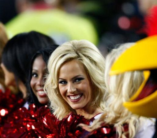 Mirada insinuante, la de esta porrista de los Arizona Cardinals en el Super Bowl XLIII, que se llevó a cabo en Tampa.
