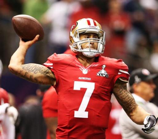 Colin Kaepernick de los San Francisco 49ers lleva a su equipo hacia adelante peleando hasta el último momento.
